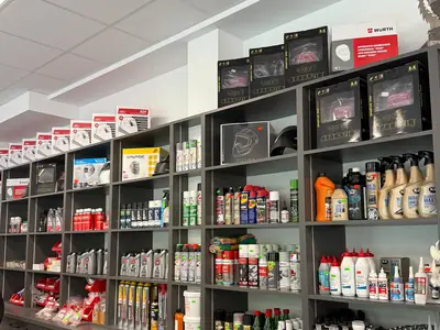 Półki z chemią warsztatową i lakierami w aerozolu