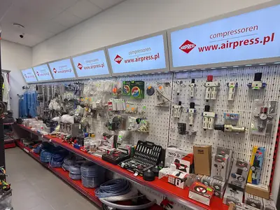 Regał pneumatyki z pistoletami i osprzętem Airpress