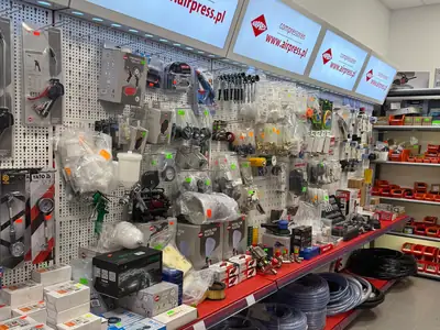 Ściana Airpress z osprzętem pneumatycznym nad ladą