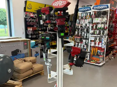 Narzędzia pneumatyczne Airpress na stojaku ekspozycyjnym