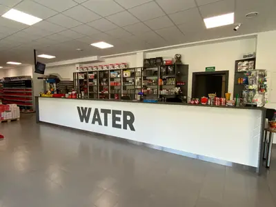 Lada sklepu WATER i regały chemii w tle