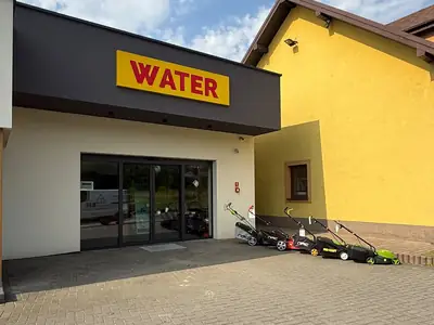 Wejście do sklepu WATER i szyld nad witryną