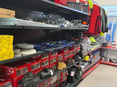 Regały z akcesoriami i drobnicą warsztatową