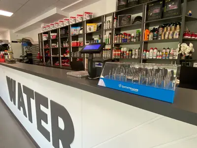 Lada sklepu WATER, widok wzdłuż sali