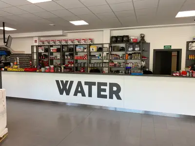 Lada sklepu WATER i regały chemii warsztatowej