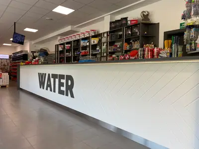 Lada sklepu WATER od strony wejścia