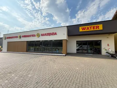 Budynek sklepu WATER przy Wieluńskiej 46A z żółtym szyldem
